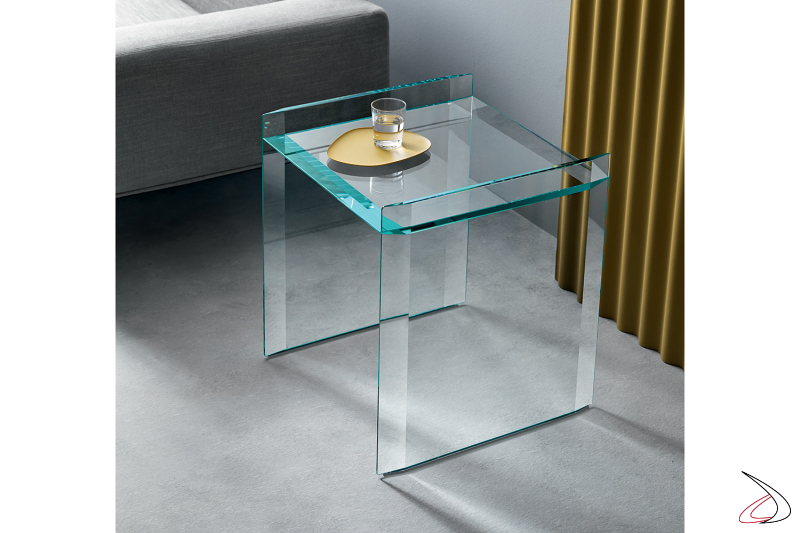 Tavolino per fianco divano in vetro, dal design semplice e versatile, caratterizzato da bordi con bisellatura