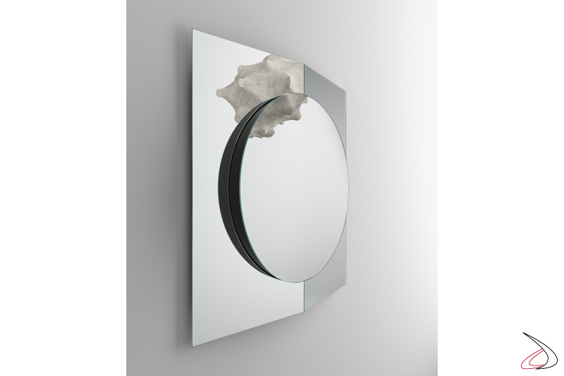 Specchio moderno di design, caratterizzato da un elemento centrale rotondo e due pannelli esterni inclinati.