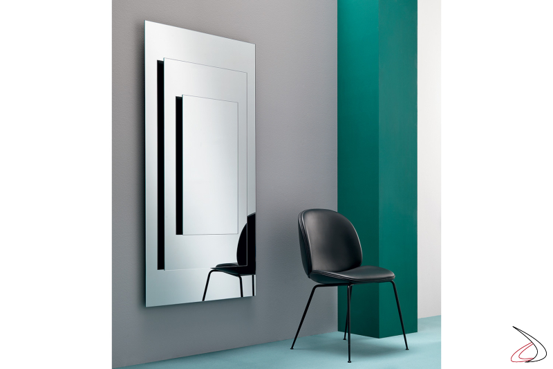Specchio da parete composto da tre lastre sovrapposte e distanziate grazie alla struttura in legno laccato nero che aumenta la tridimensionalità dell'arredo.