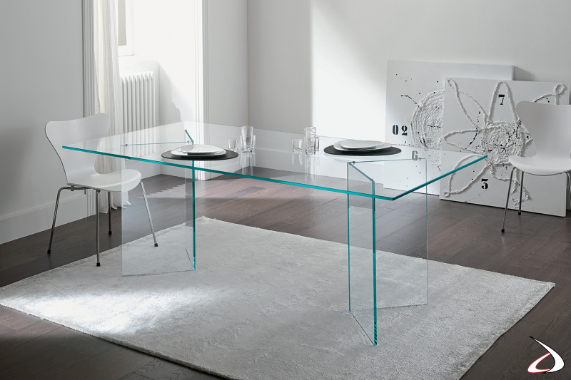 Tavolo moderno e di design realizzato interamente in vetro, che si caratterizza per i sostegni speculari.