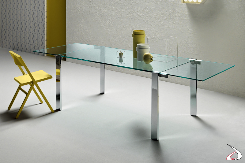 Tavolo moderno ed elegante rettangolare in vetro, con gambe perimetrali cromate lucide.