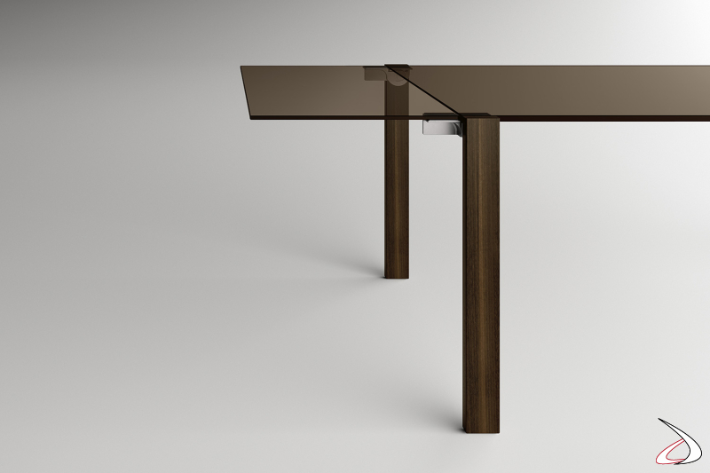 Tavolo moderno dal design minimalista allungabile, con top rettangolare in vetro bronzo e gambe in noce canaletto.