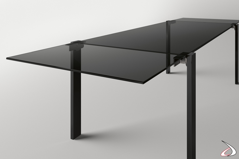 Tavolo di design allungabile in vetro fumè con gambe nere