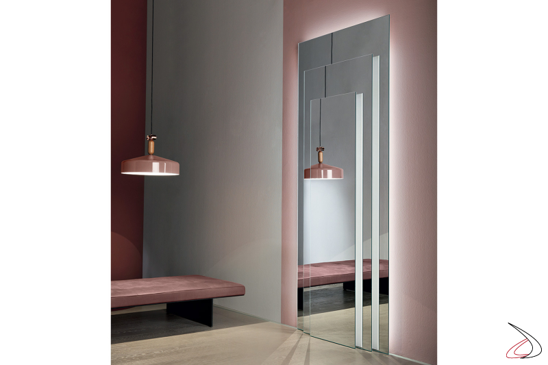 Specchio da parete moderno e di design, composto da tre lastre sovrapposte e distanziate tra loro grazie alla struttura in legno laccato bianco. Disponibile con illuminazione a led.