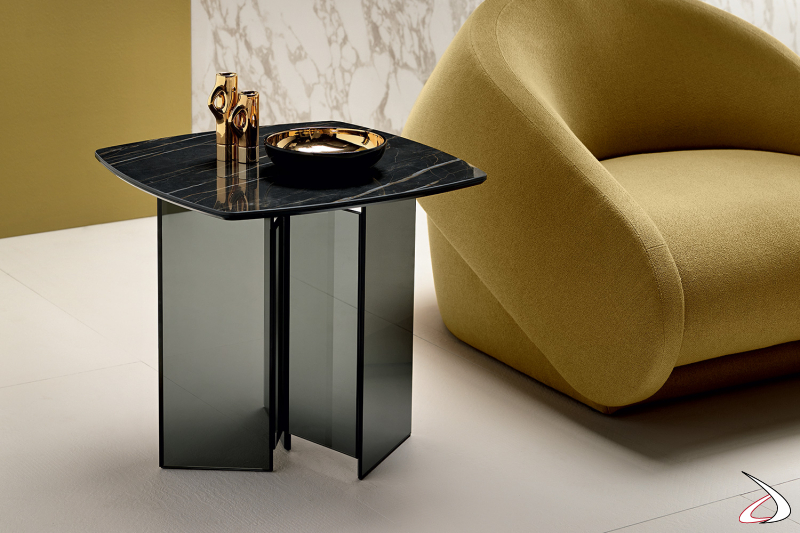 Tavolino moderno ed elegante con top in ceramica noir desir e base in vetro fumè