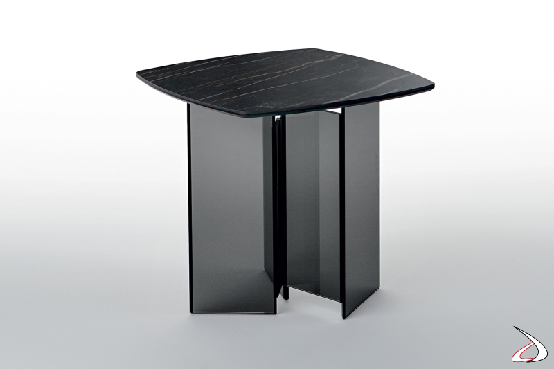 Tavolino alto quadrato di design con basamento in vetro fumè e piano in ceramica