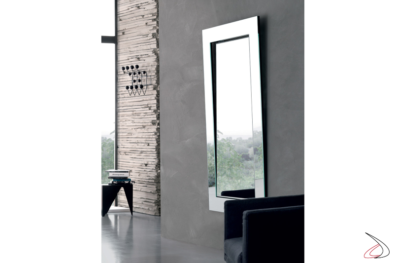 Elegante e moderno specchio rettangolare a parete, caratterizzato dalla cornice inclinata, il tutto ricavato da un'unica lastra.