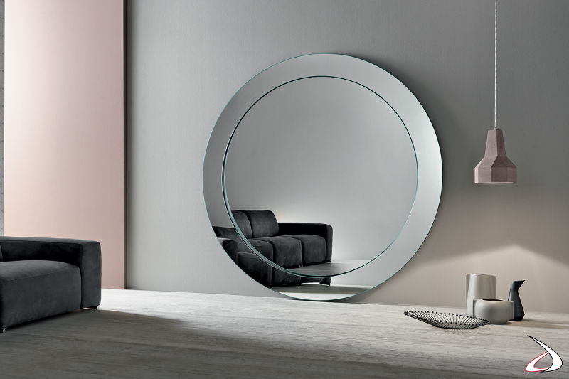 Elegante e moderno specchio da terra rotondo, con particolare cornice inclinata ricavata dalla stessa lastra.