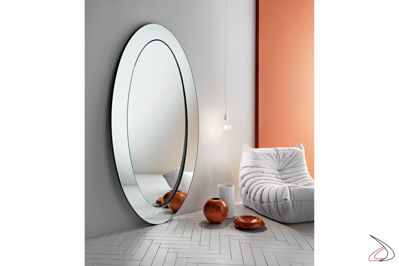Specchio moderno ed elegante ovale. Si caratterizza per la particolare cornice inclinata ricavata da un'unica lastra. 
