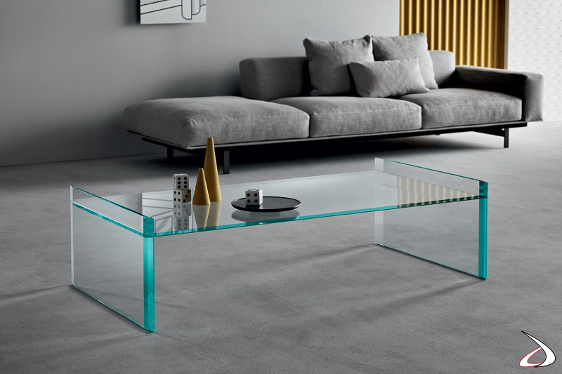 Tavolino moderno dal design semplice e versatile in vetro, caratterizzato da un ripiano abbassato e bisellatura dei bordi