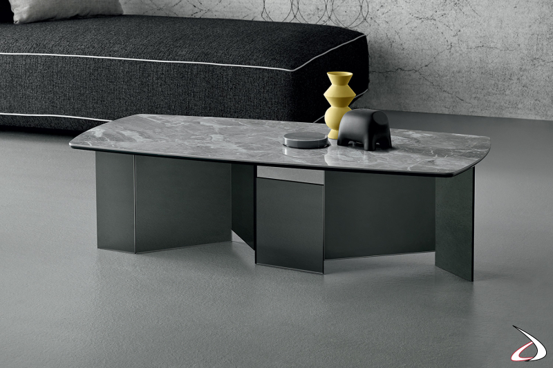 Tavolino moderno con base dal particolare design in vetro e top in ceramica