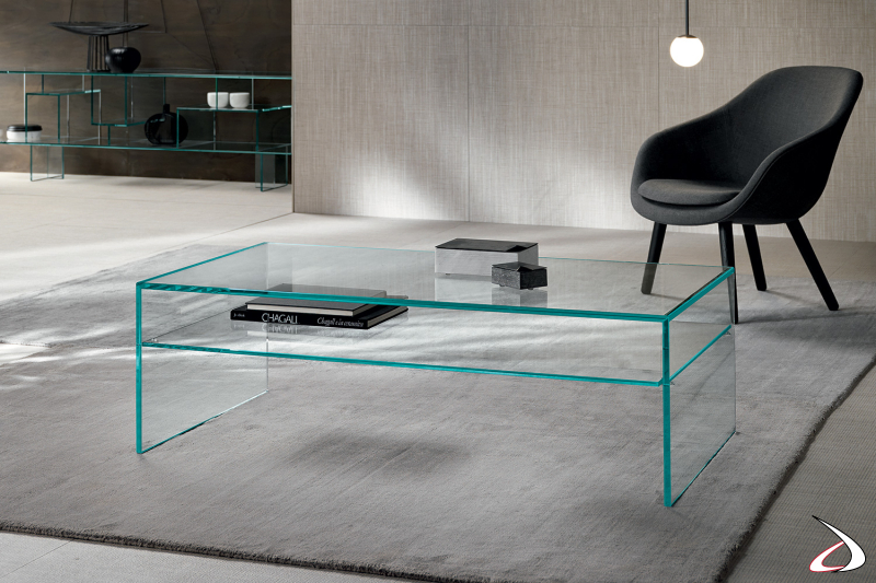 Tavolino rettangolare semplice e versatile con ripiano in vetro temperato. 