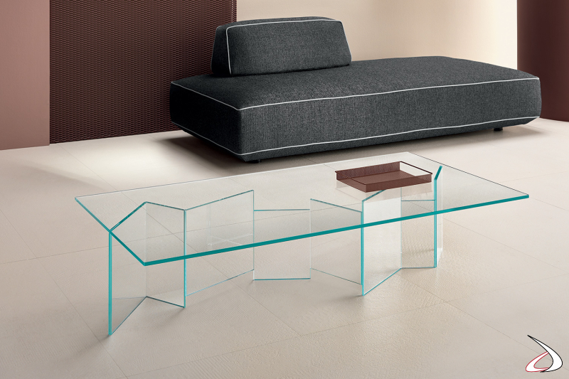 Tavolino elegante e moderno, composto da un piano in vetro sorretto da elementi verticali di altezze diverse, che creano interessanti effetti ottici. 