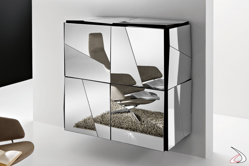 Madia moderna e di design sospesa con struttura in laccato nero e rivestimento in vetro a specchio.