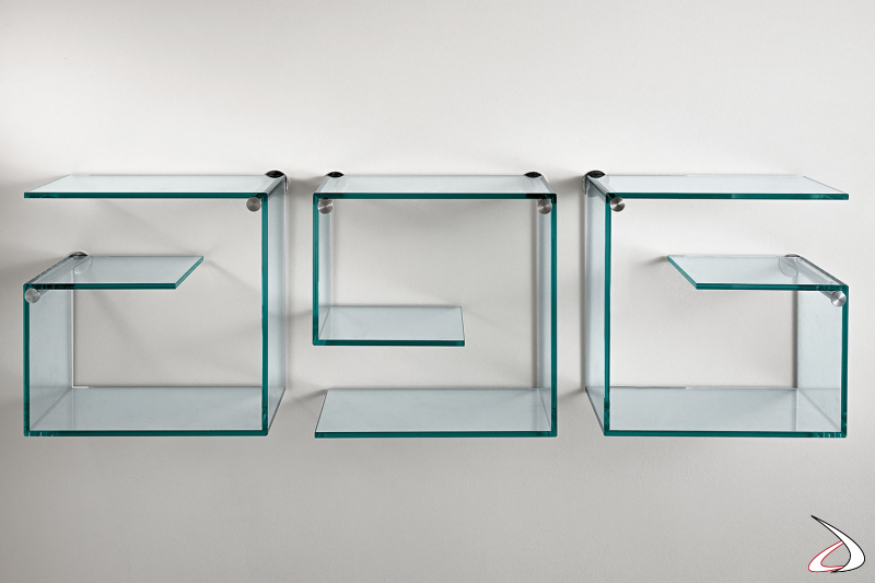 Mensola elegante e dal design ricercato in vetro, utilizzabile in diverse posizioni per creare composizioni uniche.