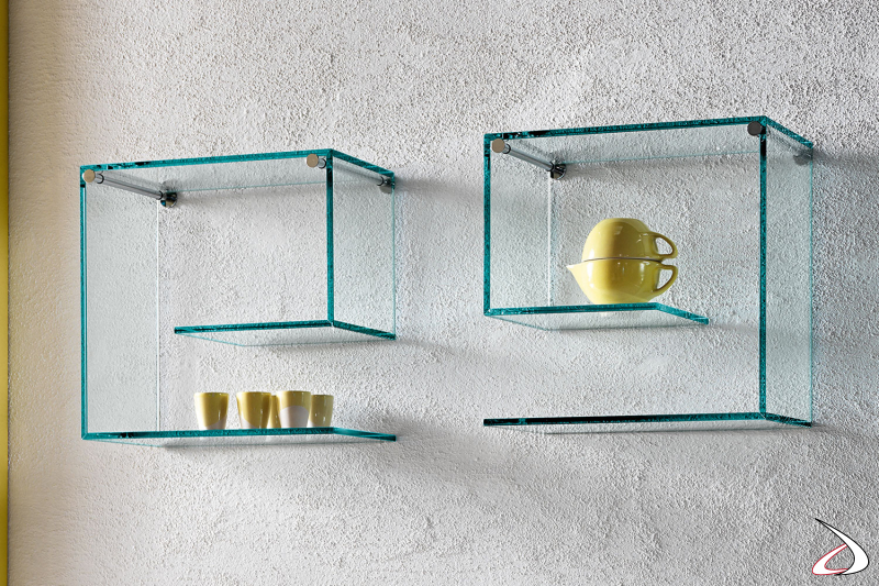 Mensola moderna ed elegante in vetro, caratterizzata dal particolare design a spirale della lastra in vetro. 