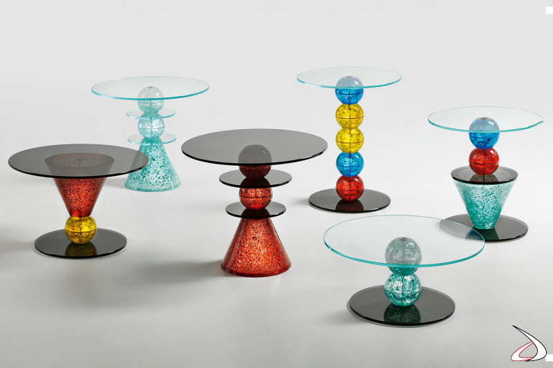 Una serie de mesas de centro con un diseño elegante y refinado, formada por elementos cónicos y esféricos superpuestos en vidrio fundido y acabado a mano.
