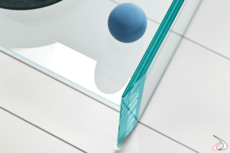 Tavolino di design in vetro, caratterizzato da un lavoro di bisellatura dei bordi.