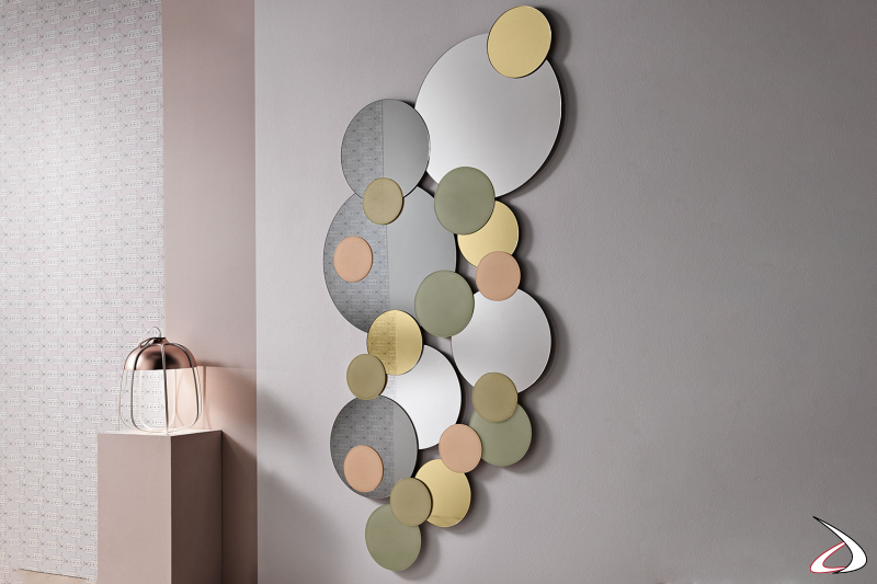 Specchio moderno ed elegante composto da elementi circolari in varie finiture sovrapposti. 