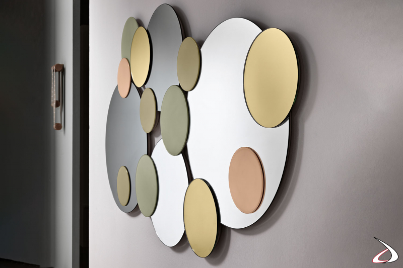 Specchio moderno dal design ricercato, composto da elementi circolari che si sovrappongono l'uno all'altro.
