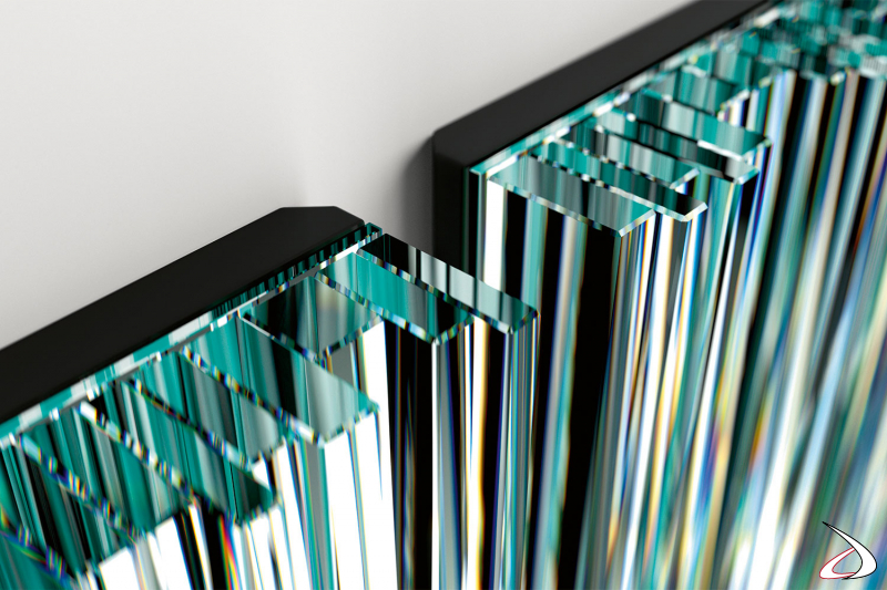 Specchio moderno composto da fasce di vetro di diverso spessore e dimensione, accostati e saldati tra loro su fondo a specchio.