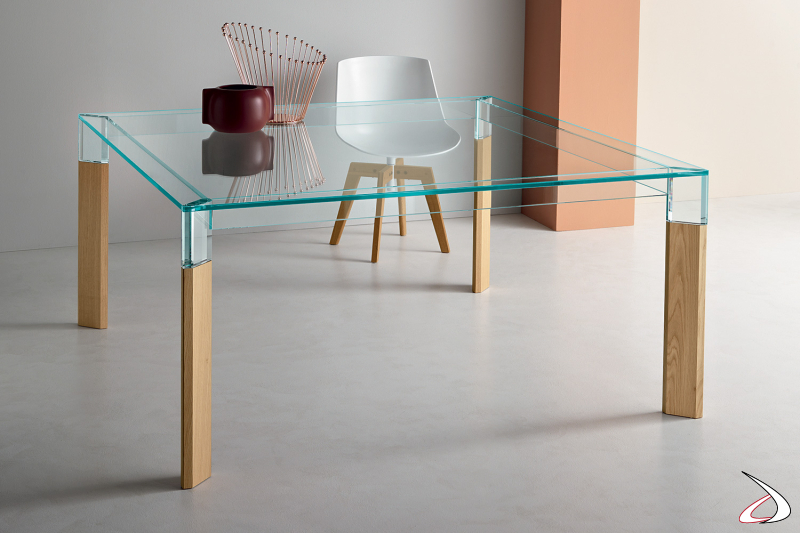 Tavolo moderno ed elegante rettangolare in vetro con gambe in rovere.