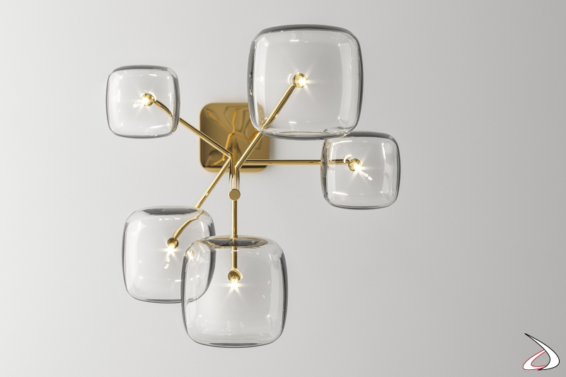 Lampada moderna e di design, caratterizzata da elementi in vetro dalla forma cubica arrotondata e struttura in metallo, in versione chandelier con 5 vetri. 