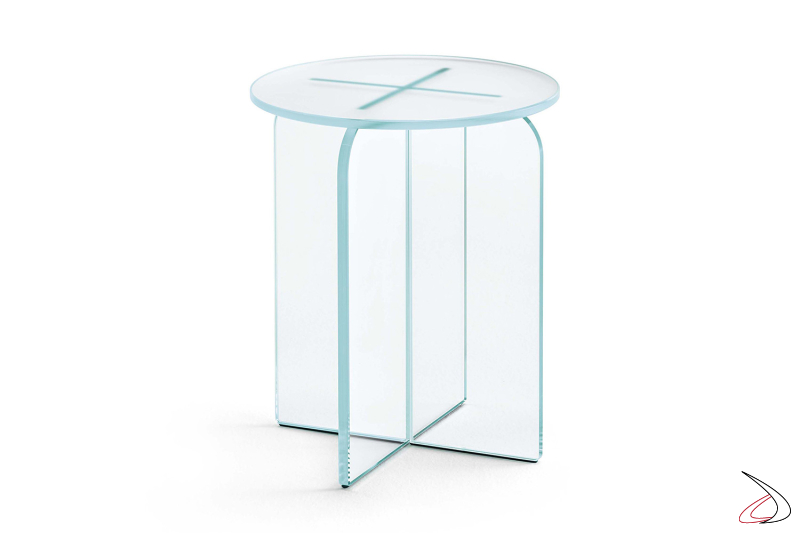 Tavolino moderno e di design in vetro con top rotondo e basamento con angoli smussati.
