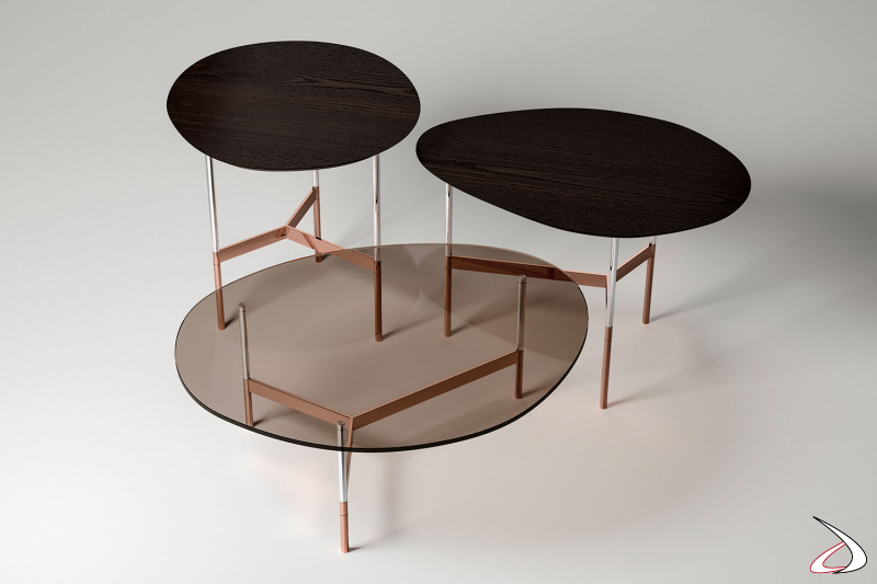 Tables basses design, caractérisées par la forme organique du plateau et la légèreté de la structure métallique.