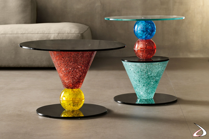 Marameo Couchtische aus Glas, bestehend aus Kegel- und Kugelelementen und horizontalen Platten in verschiedenen Farben.
