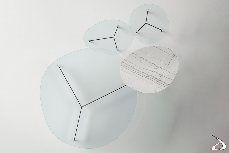 Elegante Design-Couchtische, um den Wohnbereich mit minimalistischen und organischen Möbeln zu bereichern. Die Platte, die in verschiedenen Ausführungen erhältlich ist, ruht leicht auf einer Metallstruktur.