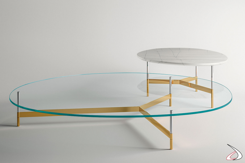 Niedriger Tisch und Sofabeistelltisch mit organischem und minimalistischem Design. Der goldfarbene Metallrahmen schmückt die Glas- und weißen Marmorplatten.