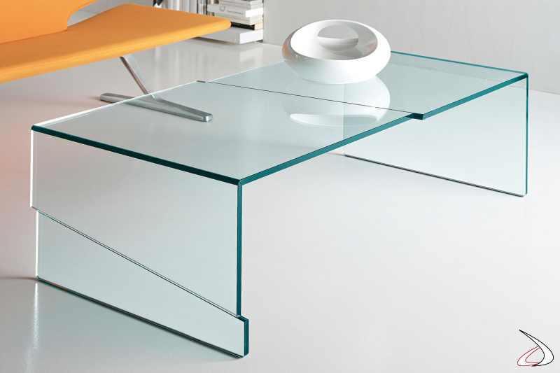 Table basse en verre moderne et minimaliste. Il se caractérise par des sommets en porte-à-faux coupés et soudés.
