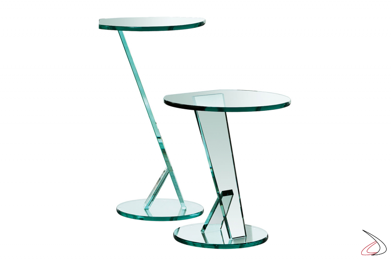 Table basse en verre moderne et élégante pour côté canapé, le support supérieur est incliné et rend ce meuble original et polyvalent.
