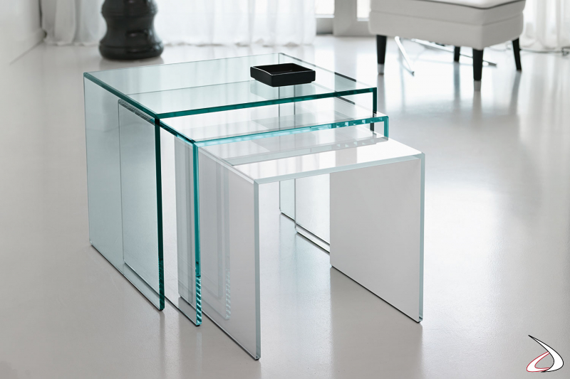 Tavolini quadrati impilabili in vetro, dal design moderno e minimalista.