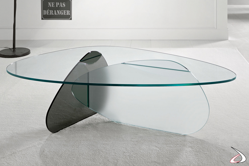 Table basse au design raffiné et moderne en verre. Il se compose de trois éléments de couleurs différentes et de forme arrondie, qui se croisent.
