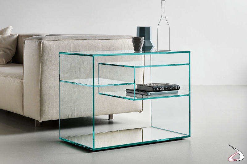 Particolare tavolino moderno dal design lineare, caratterizato dai diversi ripiani e dalla base a specchio.