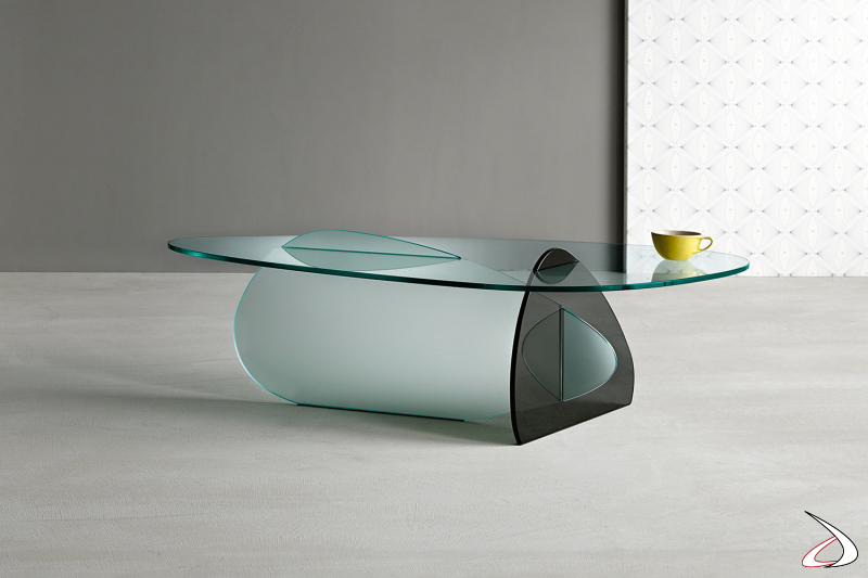 Table basse moderne et élégante composée de deux éléments verticaux en verre fumé et gravé à l'acide qui servent de support au plateau en verre transparent.
