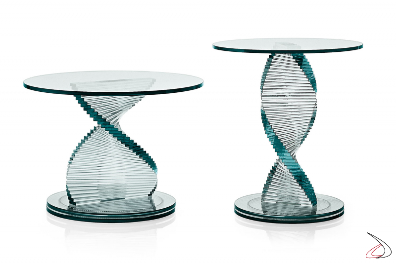 Table basse en verre innovante et sophistiquée. La colonne, composée de bandes de verre superposées formant une hélice, repose sur une base rotative sur des billes d'acier.
