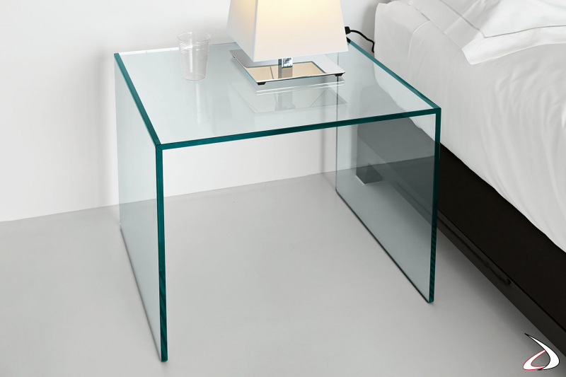 Tavolino quadrato moderno e minimalista in vetro.
