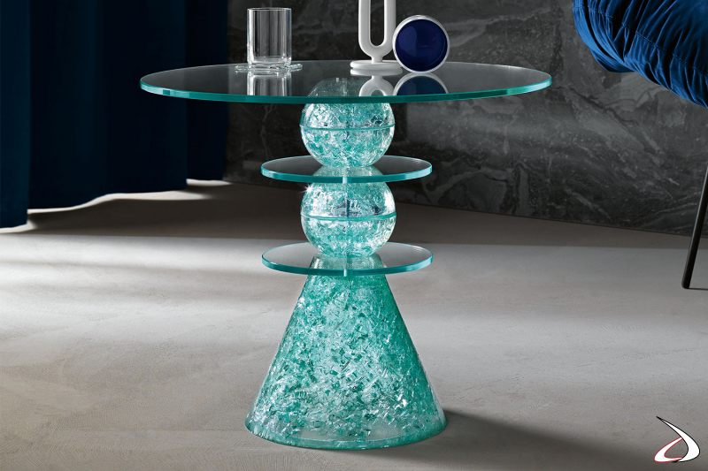 Table basse en verre Turchina, modèle composé de deux éléments sphériques sur une base conique, enrichi de plusieurs plateaux ronds horizontaux. 

