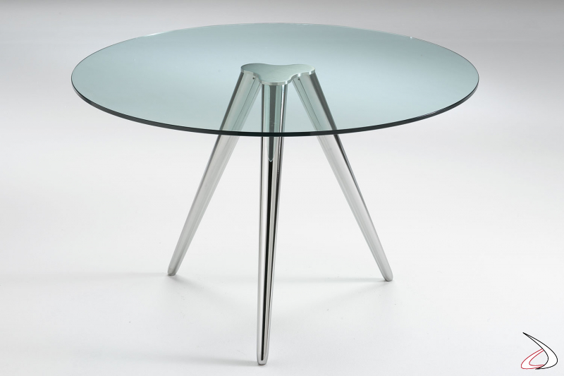Tavolo moderno di design, con top in vetro rotondo e particolare gamba centrale treppiede in metallo