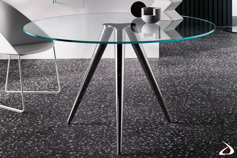 Tavolo moderno e di design con top i n vetro e gamba in metallo cromato