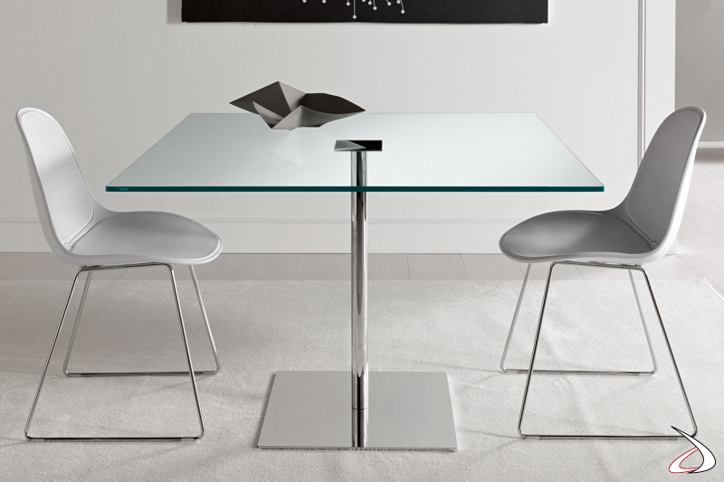 Tavolo moderno e di design rettangolare in vetro, con base in metallo.