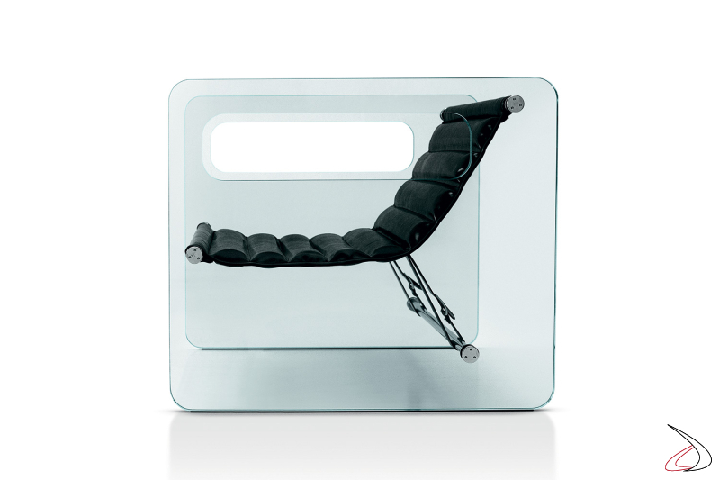 Poltrona in vetro di design con braccioli e seduta imbottita in pelle nera