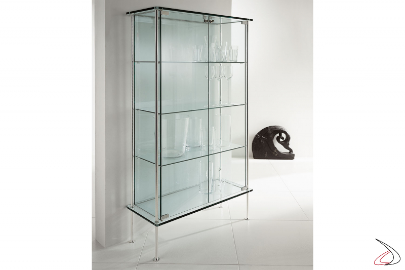 Elegante Vitrine mit minimalistischem Design komplett aus Glas. Die von oben bis zum Boden reichenden Füße und die Scharniere der Türen sind aus Metall.