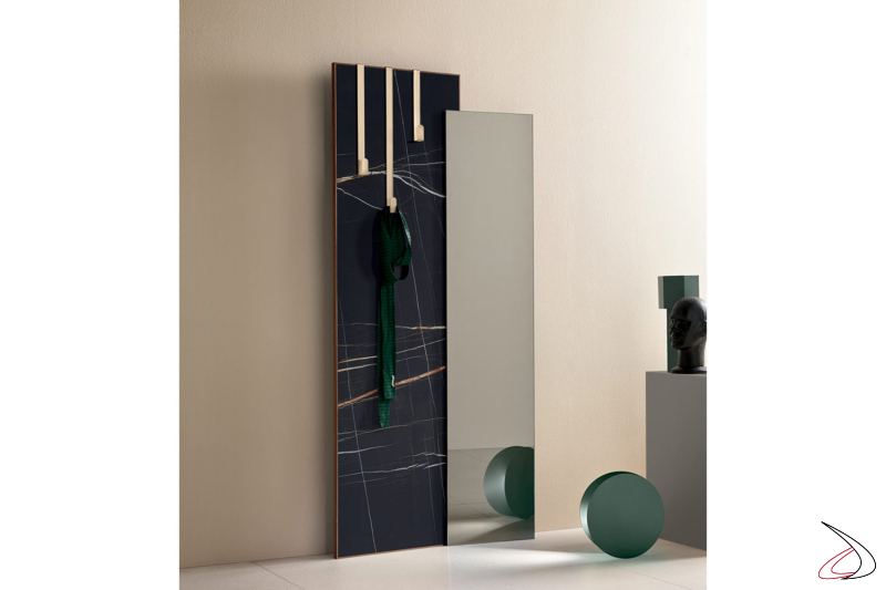 Specchio a parete di design con appendiabiti e pannello in ceramica