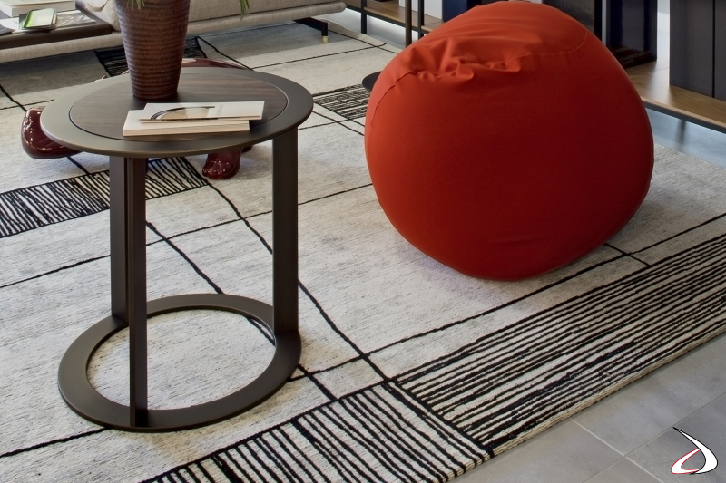 Tavolino da soggiorno di design con struttura in metallo e piano in legno ebano