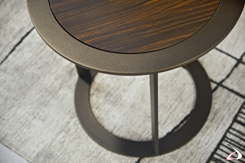 Tavolino rotondo alto di design con struttura in metallo verniciato e piano in legno ebano