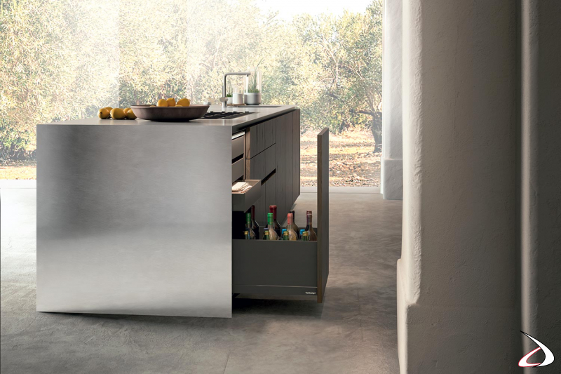 Moderne Design-Küche mit zentraler Kochinsel mit Holztüren und -schubladen und einer Küchenplatte aus Stahl